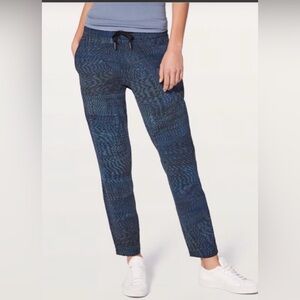 lululemon athletica On The Fly pant, linear flux blue, size 8